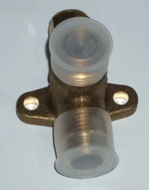 Daikin Stop-Ventil mit zwei geschützten Anschlüssen und Montagebohrungen. Das Ventil ist aus Metall und hat eine bronzefarbene Oberfläche.